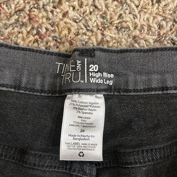 Size 20 time and tru capris - Picture 2 of 2